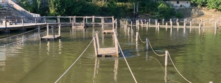 Attraktionen im Stauweiher sorgen im Sommer für ein kühles Nass.