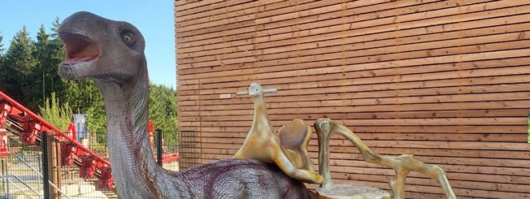 Auf einem Dinosauerer reiten? Ein Fotospot für Groß und Klein.
