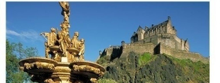 Hoch über Edinburgh thront die imposante Burg
