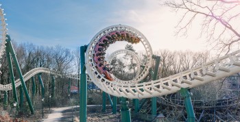 Auf der Python Achterbahn erwarten dich ein Doppel-Looping und ein Korkenzieher.