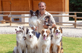 Hundetrainer Sandro und seine Vierbeiner haben eine neue Hundeshow einstudiert, die an Wochenende, Feiertagen und in den Ferien auf der Eventwiese gezeigt wird.