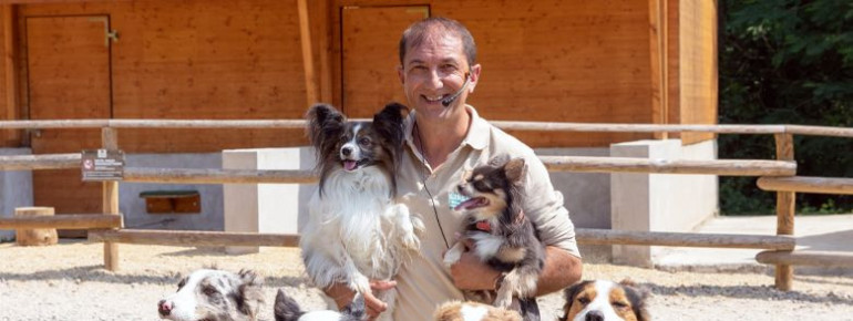 Hundetrainer Sandro und seine Vierbeiner haben eine neue Hundeshow einstudiert, die an Wochenende, Feiertagen und in den Ferien auf der Eventwiese gezeigt wird.