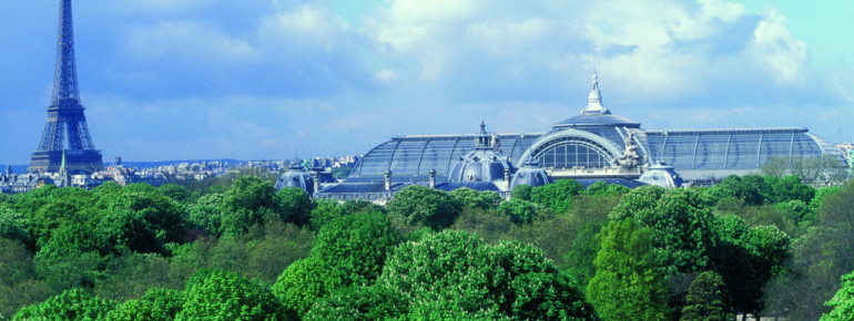 Der Eiffelturm ist in ganz Paris gut sichtbar.