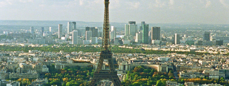 Blick über die Dächer von Paris auf den Eiffelturm.