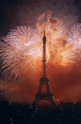 An Silvester wird der Eiffelturm groß in Szene gesetzt.