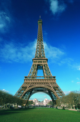 Rund um den Eiffelturm befindet sich ein beliebter Park.