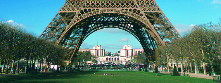 Rund um den Eiffelturm befindet sich ein beliebter Park.