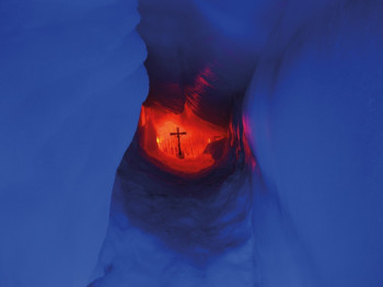 Die Eiskapelle erstrahlt durch Lichtinstallationen in einem tiefen Rot.
