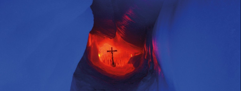 Die Eiskapelle erstrahlt durch Lichtinstallationen in einem tiefen Rot.
