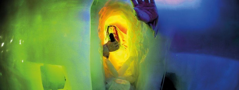 Der sechs Meter große Tuxer Riese ist im Eis gefangen.