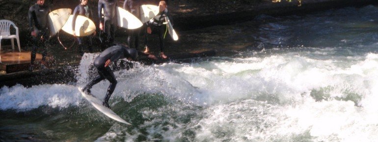 Mehr als einen halben Meter hoch türmt sich die stehende Welle am Eisbach.