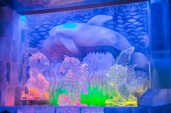 Mit farbigen Lichtakzenten werden die Eisskulpturen kunstvoll in Szene gesetzt.