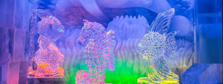 Mit farbigen Lichtakzenten werden die Eisskulpturen kunstvoll in Szene gesetzt.