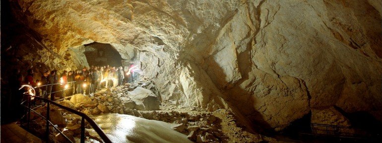 Im Schein der Lampen geht es durch die Höhle.