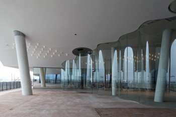 Auch auf der Außenplaza spielt das Element Glas eine große Rolle in der Architektur.