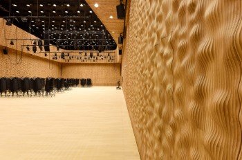 Durch die gefräste Holzfassade soll der Klang im Kleinen Saal perfekt bei den Zuhörern ankommen.