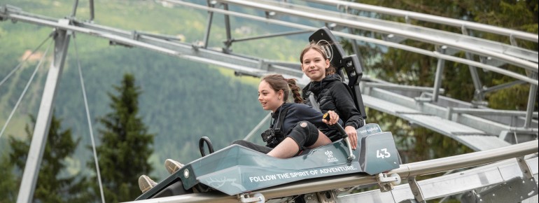 Drei Kreisel, zahlreiche Steilkurven und bis zu 40 km/h: Der Elfercoaster an der Bergstation der Elferbahnen ist eine der modernsten Schienenrodelbahnen Tirols.