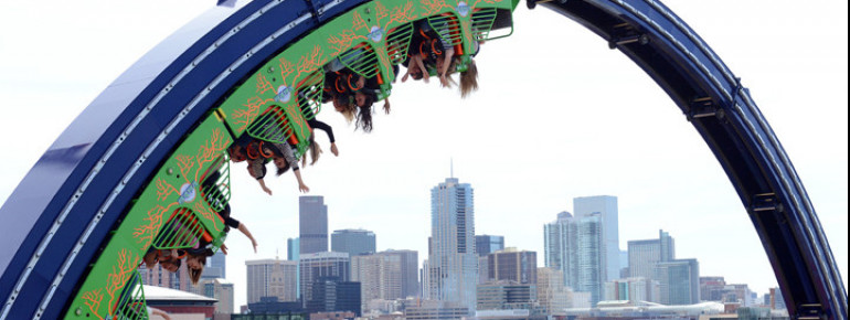 Blick des Brain Drains in Elitch Gardens mit den Hochhäusern Denvers, die sich unweit des Vergnügungsparks befinden.