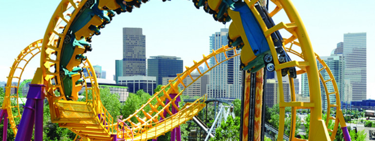 Eines der berüchtigten Thrill Rides in Elitch Gardens mit der Denver Skyline im Hintergrund.