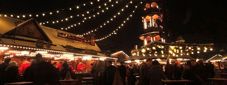 Besinnlich dekorierte Stände laden zu einem Weihnachtsbummel ein.