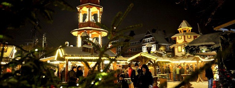 Am Rathausplatz gelegen befindet sich das Emder Weihnachtsdorf mitten im Stadtzentrum.