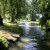 Das Lieblingshobby der Münchner im Sommer: Im englischen Garten liegen und die Füße in den kühlen Bach strecken.