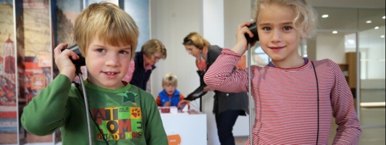 Kinder entdecken spielerisch spannende Themen an einer interaktiven Station der Entdeckerwelt Bad Urach.