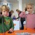 Kinder entdecken spielerisch spannende Themen an einer interaktiven Station der Entdeckerwelt Bad Urach.