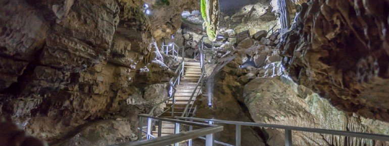 Treppenaufgang in die Erdmannshöhle Hasel