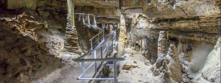 Gang durch die Tropfsteinhöhle in Hasel