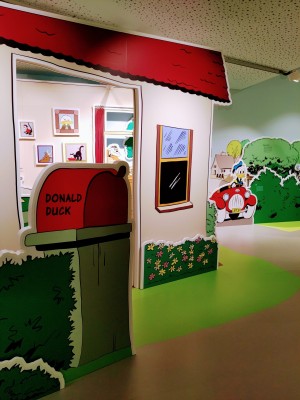Schauplätze wie Daniel Düsentriebs Werkstatt oder Oma Ducks Bauernhof lassen die Comicwelt von Donald Duck lebendig werden.
