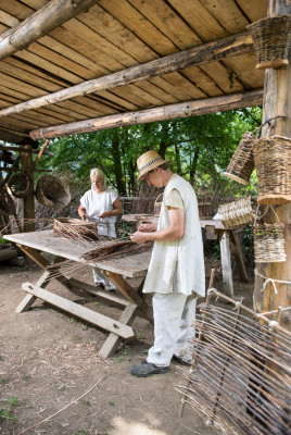 Alte Handwerksberufe wie Korbflechter, Schmiede, Steinsetzer und Mörtelmischer sind am Burgbau beteiligt.