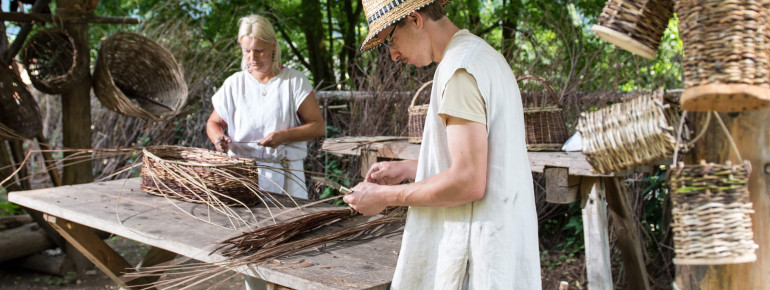 Alte Handwerksberufe wie Korbflechter, Schmiede, Steinsetzer und Mörtelmischer sind am Burgbau beteiligt.