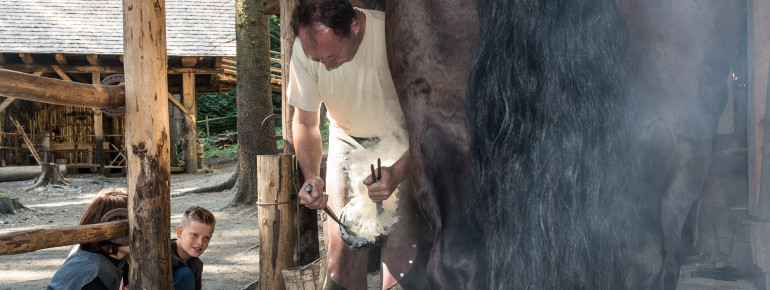 Dem Hufschmied bei seiner Arbeit zuschauen können große und kleine Besucher im Rahmen einer Führung.