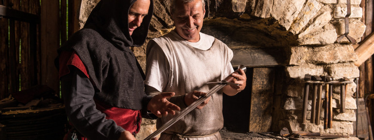 Den Prozess vom Metall zum fertigen Schwert können Besucher der Burgbaustelle in Friesach verfolgen.