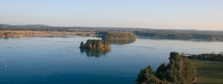 Genieße den Ausblick über den Steinberger See.