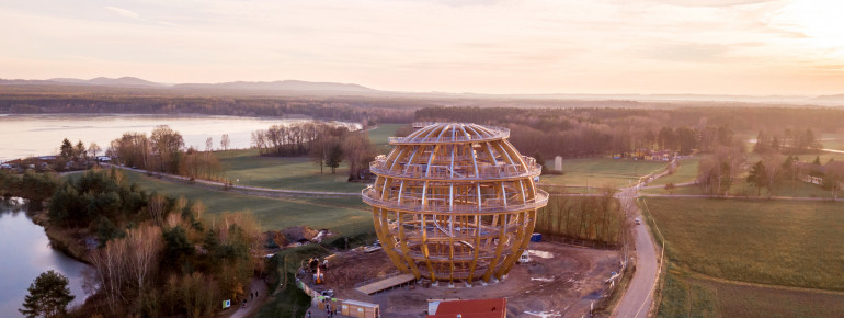 Die Erlebnis Holzkugel ist 40 Meter hoch.
