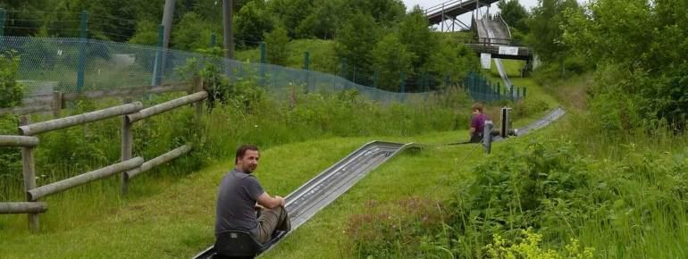 Mit dem Lift geht es nach oben zum Startpunkt der Rodelbahn.