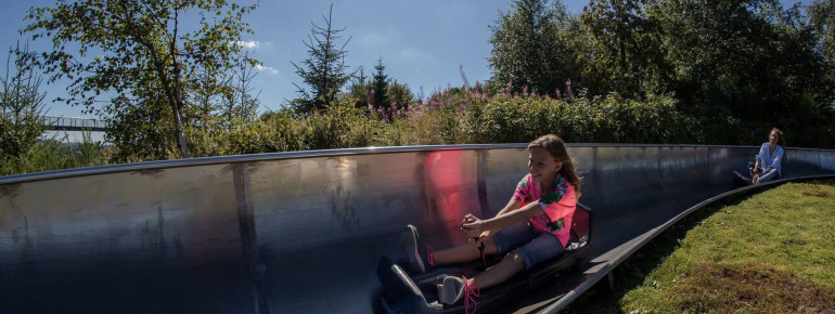 Über Kurven und Brücken geht es rasant den Berg hinab.