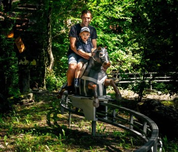 Für die Kleinen eignet sich die Pferdereitbahn ideal. Ein Elternteil kann als Begleitung gerne mitfahren.