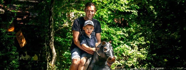 Für die Kleinen eignet sich die Pferdereitbahn ideal. Ein Elternteil kann als Begleitung gerne mitfahren.