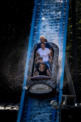 Die Wildwasserbahn sorgt gleichzeitig für Adrenalinkick und angenehme Abkühlung.