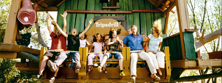 Der Free Fall Tower Doppelter Donnerbalken kippt nach vorne, bevor er nach unten fällt.