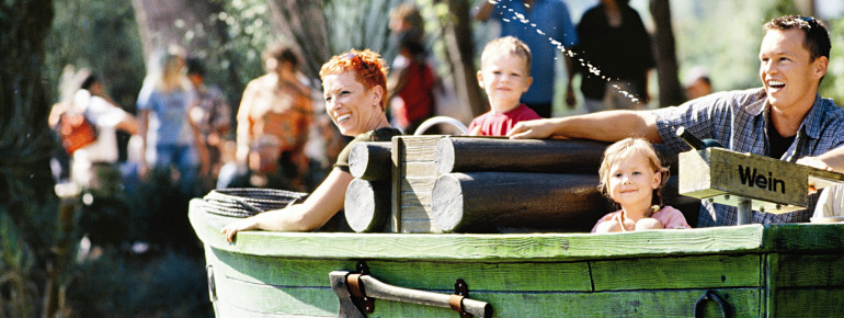 Mit dem hölzernen Kahn geht es auf den Mühlensee.