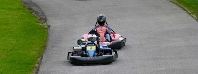 Blick auf die Kartbahn im Erlebnispark Voglsam in Schönau.