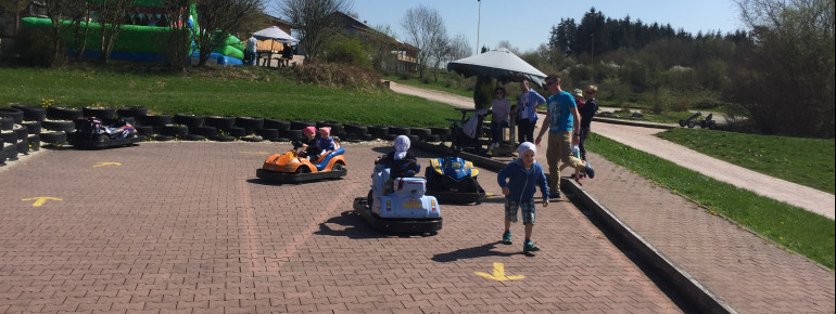 Kleine Elektroautos sorgen für Spaß bei den jüngeren Besuchern.