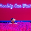Mit VR-Brille wird das pink leuchtende Bällebad zur digitalen Traumwelt.