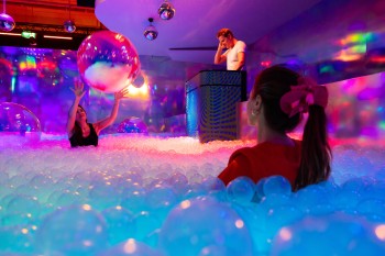Zwischen Spiegelungen, schillernden Farben und Bällen wird die Installation zum begehbaren Kunstwerk.