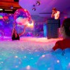 Zwischen Spiegelungen, schillernden Farben und Bällen wird die Installation zum begehbaren Kunstwerk.