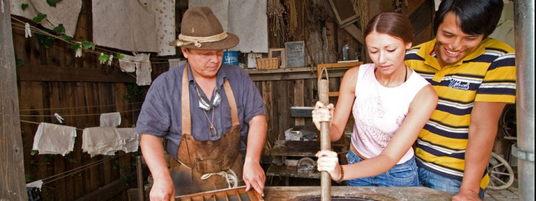 Papierschöpfen in der Erlebniswelt Flederwisch in Furth im Wald.